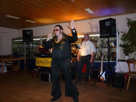 Jrg Adelhard von der Showbhne des SVL und neuer Gartenpchter 2011 parodiert "Elvis Presley"