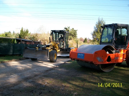images/Fotos/garten/Arbeitsdienst2011/Weg/Baumaschiene4.jpg
