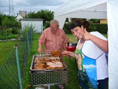 Bianca und Karl am Grill.